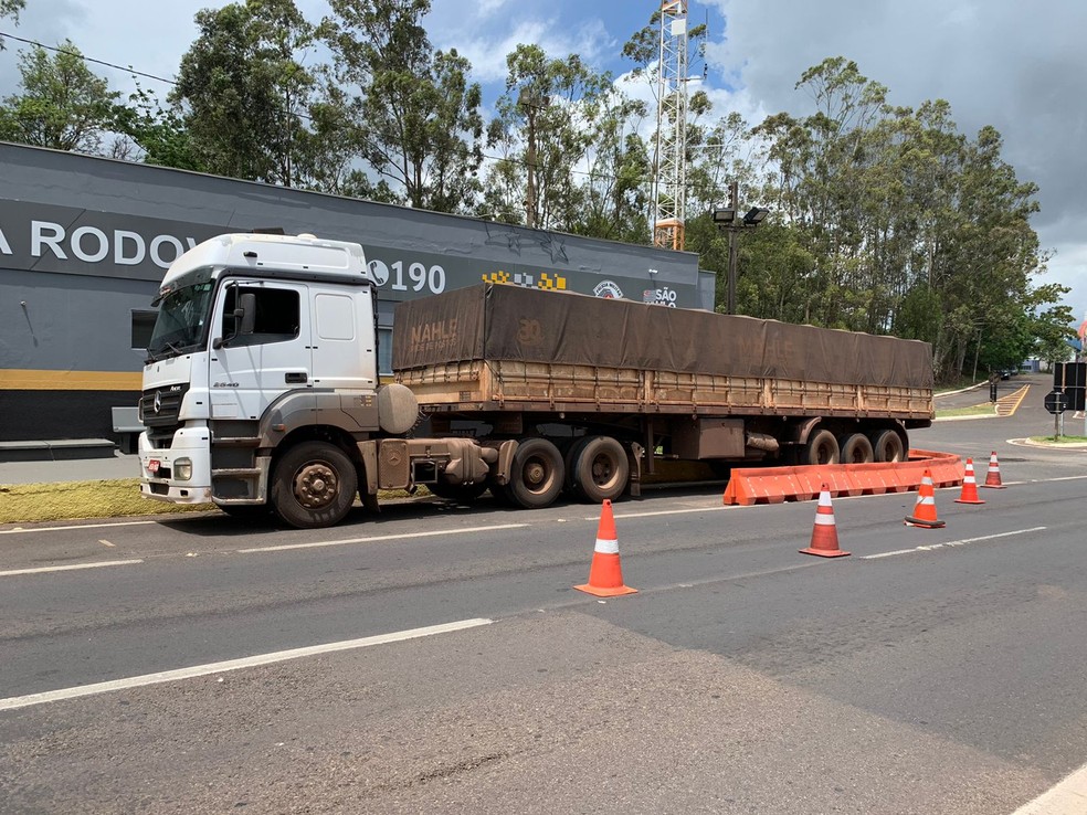 Perseguição policial descobre organização criminosa envolvida com roubos de caminhões e liberta vítimas de cárcere privado