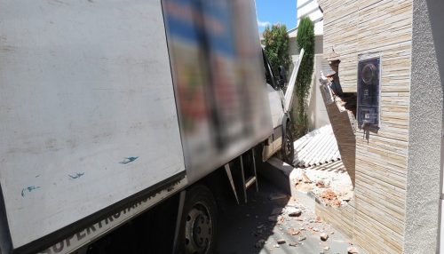 Após bater em carro estacionado, caminhão atinge estabelecimento comercial no Centro de Dracena