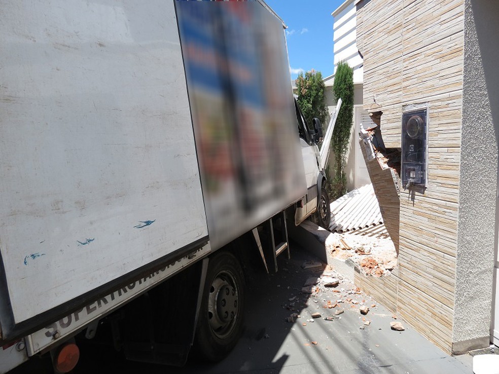 Após bater em carro estacionado, caminhão atinge estabelecimento comercial no Centro de Dracena