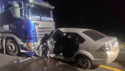 Carro e carreta batem de frente na região; rapaz de 24 anos é socorrido, porém não resiste e morre