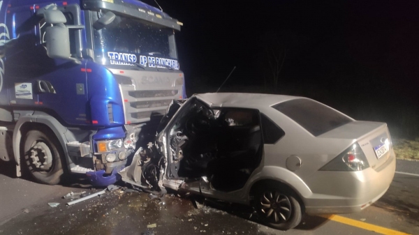 Carro e carreta batem de frente na região; rapaz de 24 anos é socorrido, porém não resiste e morre
