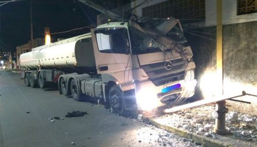 Motorista sofre mal súbito e carreta colide contra poste de energia em Tupã