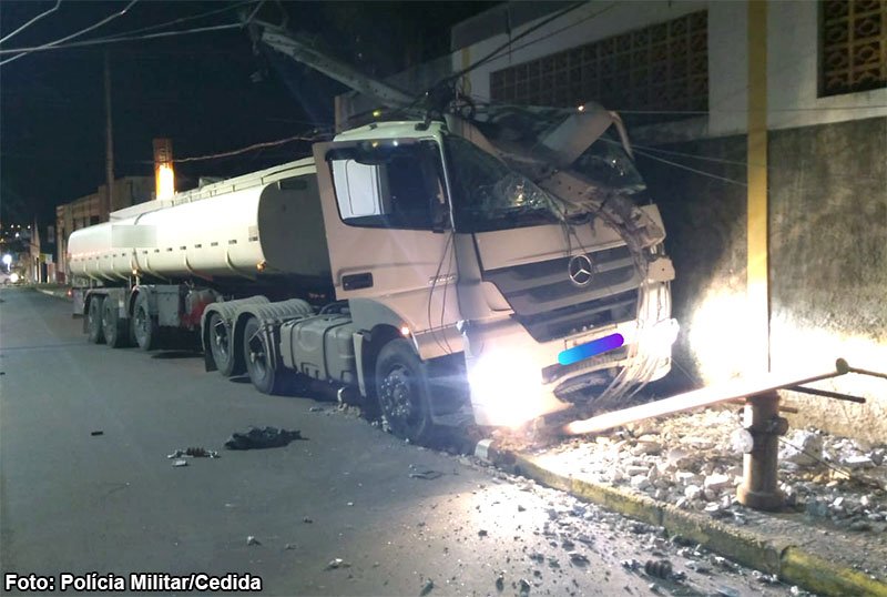 Motorista sofre mal súbito e carreta colide contra poste de energia em Tupã