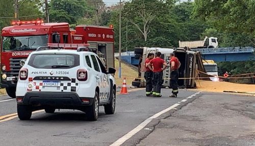 Carreta carregada de milho tomba no trevo de acesso a Lucélia