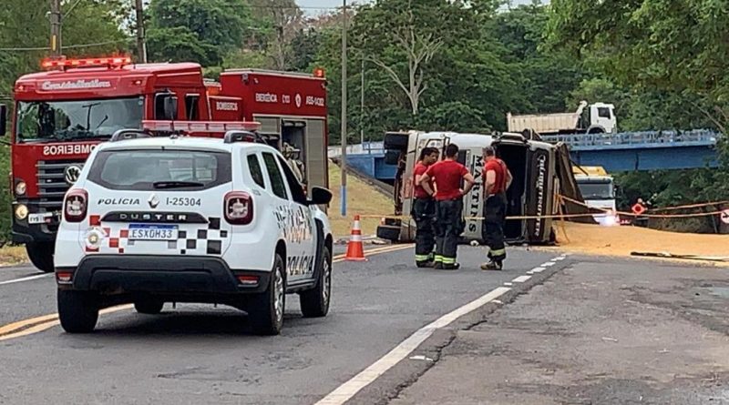 Carreta carregada de milho tomba no trevo de acesso a Lucélia