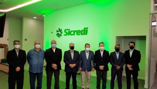 Após coletiva de imprensa, a agencia SICREDI de Adamantina terá inauguração online. Acompanhe nas redes sociais, SICREDI Centro Oeste Paulista