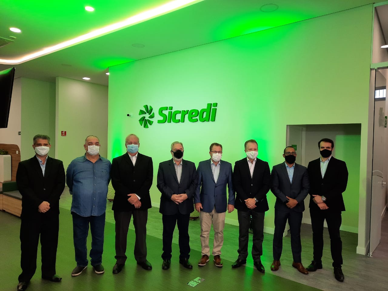 Após coletiva de imprensa, a agencia SICREDI de Adamantina terá inauguração online. Acompanhe nas redes sociais, SICREDI Centro Oeste Paulista