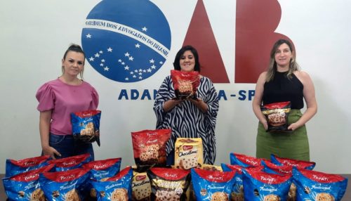 A comissão de Ação Social da OAB, faz doações de panetones para a campanha “Partilhar é Amar” da Rádio Life FM