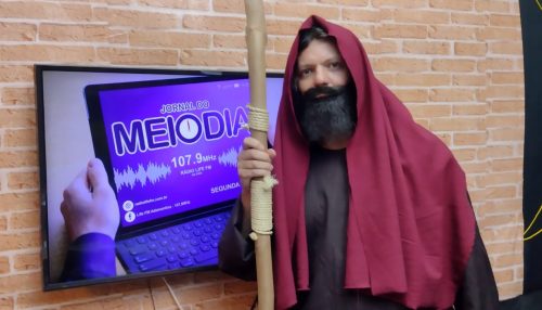 Ator revela as emoções que viveu e no final tira a fantasia