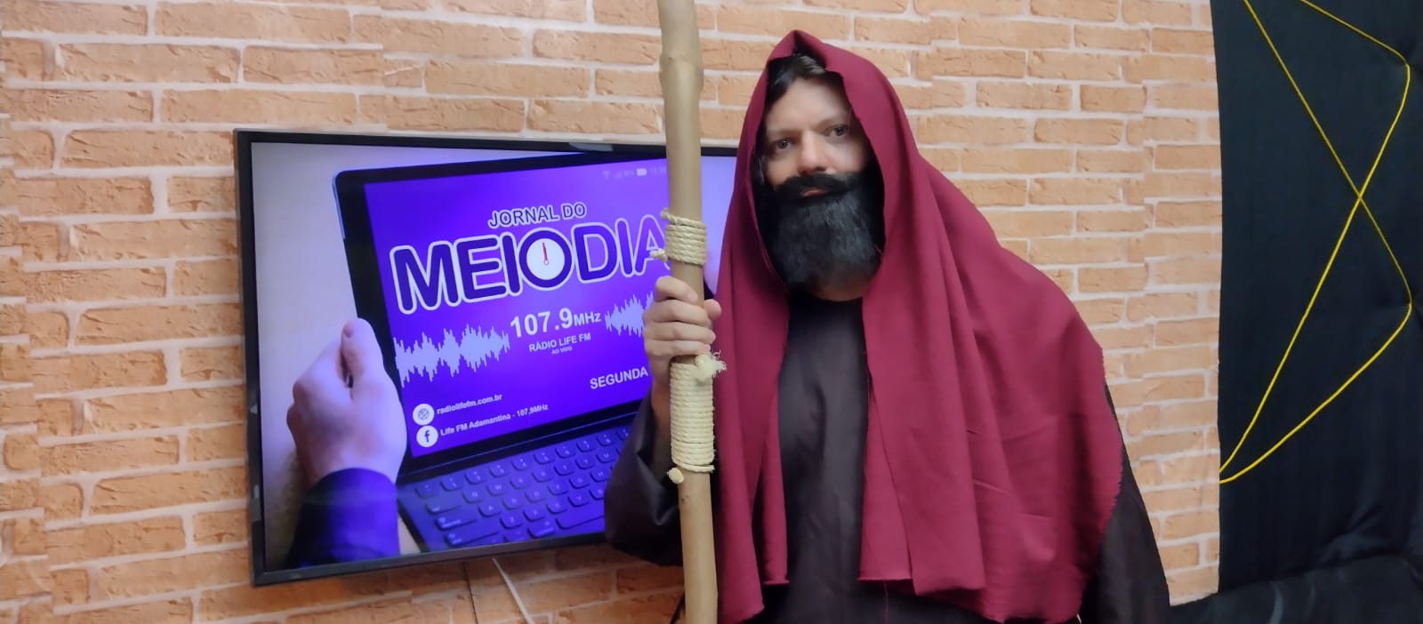 Ator revela as emoções que viveu e no final tira a fantasia