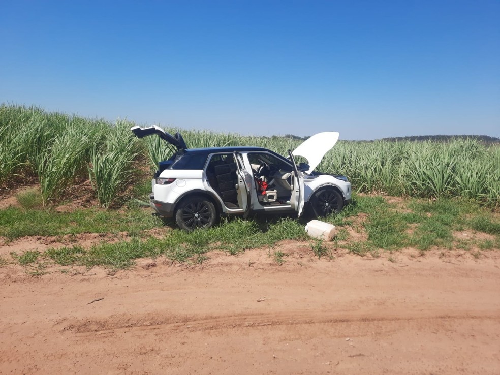 Homens abandonam carro abarrotado de maconha em canavial e embrenham-se em mata para escapar da prisão