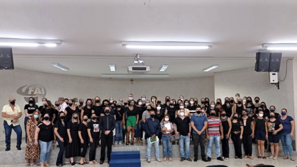 Vestindo preto, professores se reúnem com vereadores e pedem que projeto de lei seja rejeitado