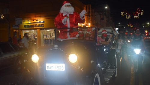 Papai Noel chega em Adamantina em meio a uma Parada de Natal