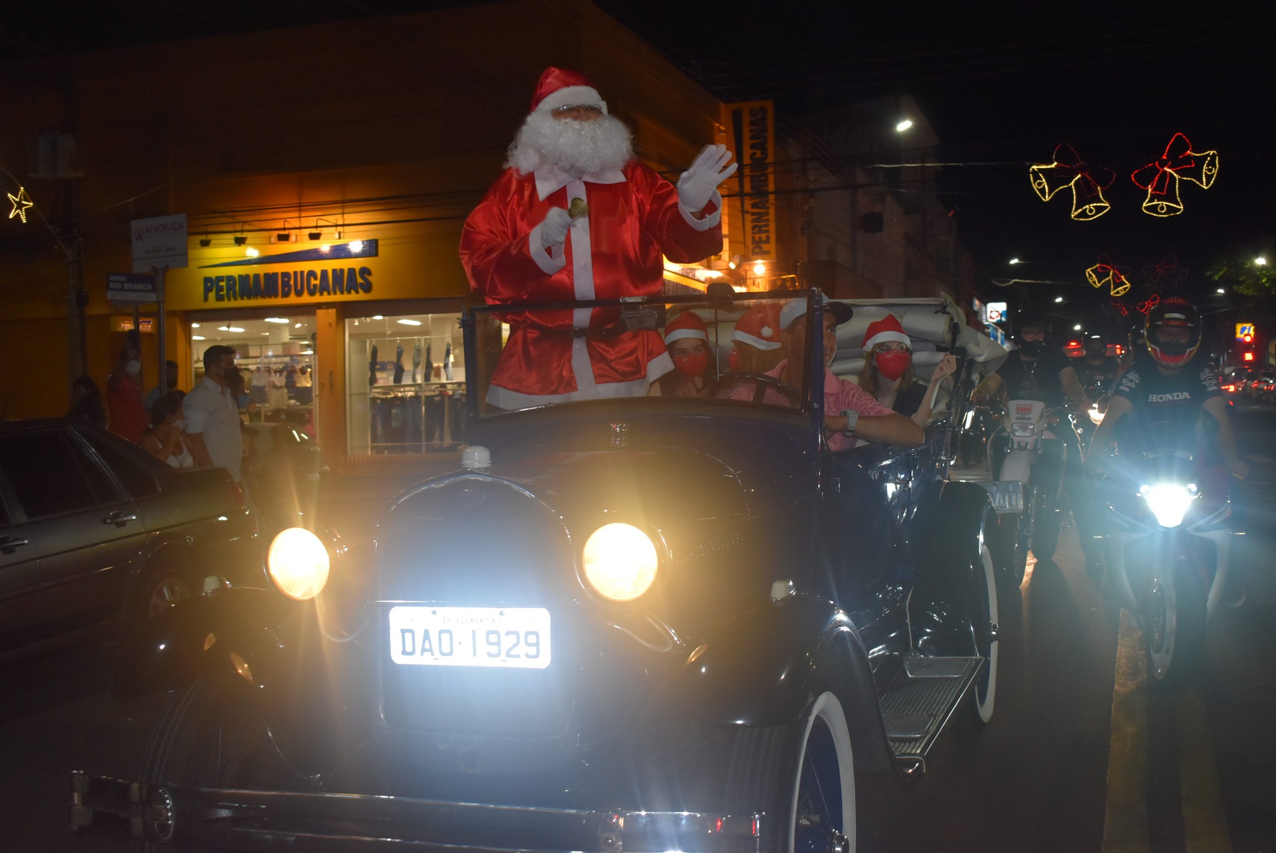 Papai Noel chega em Adamantina em meio a uma Parada de Natal