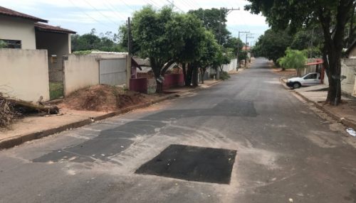 Após divulgação na imprensa, buraco em asfalto é tapado; moradores plantaram bananeira no local