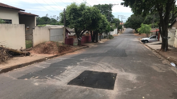 Após divulgação na imprensa, buraco em asfalto é tapado; moradores plantaram bananeira no local