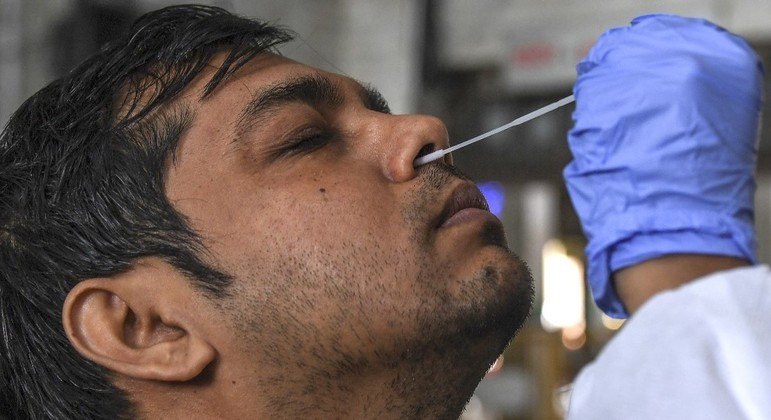 Variante Ômicron provoca recorde mundial de casos de Covid-19