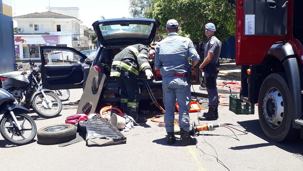 Com tabletes de maconha escondidos na lataria e nos bancos de carro, motorista é preso em flagrante por tráfico