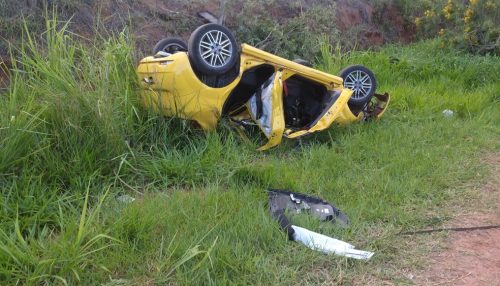 Motorista perde controle da direção em curva e morre depois de bater em árvore, em barranco e capotar