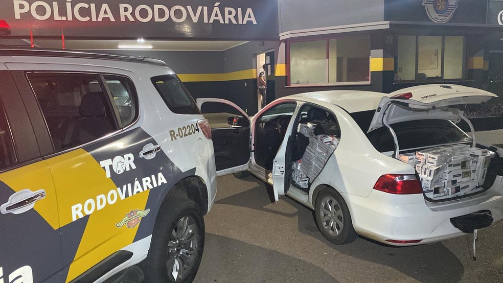 Polícia Rodoviária aborda carro em pátio de posto de combustíveis e apreende 7,5 mil maços de cigarros contrabandeados
