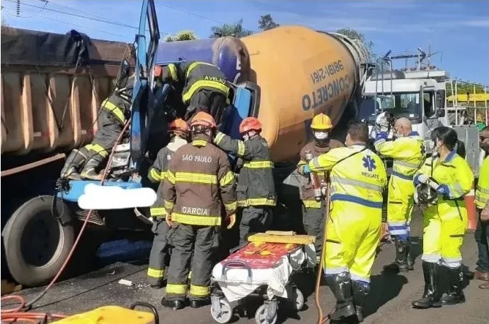 Batida entre dois caminhões deixa trânsito lento da Rodovia Raposo Tavares, em Presidente Venceslau