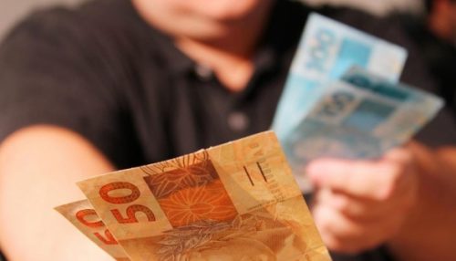 Entra em vigor o novo salário mínimo de R$ 1.212