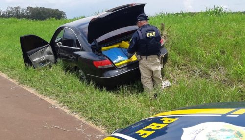 Carro com mais de 350 kg de maconha bate em viatura da PRF