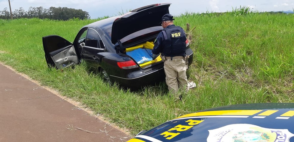 Carro com mais de 350 kg de maconha bate em viatura da PRF