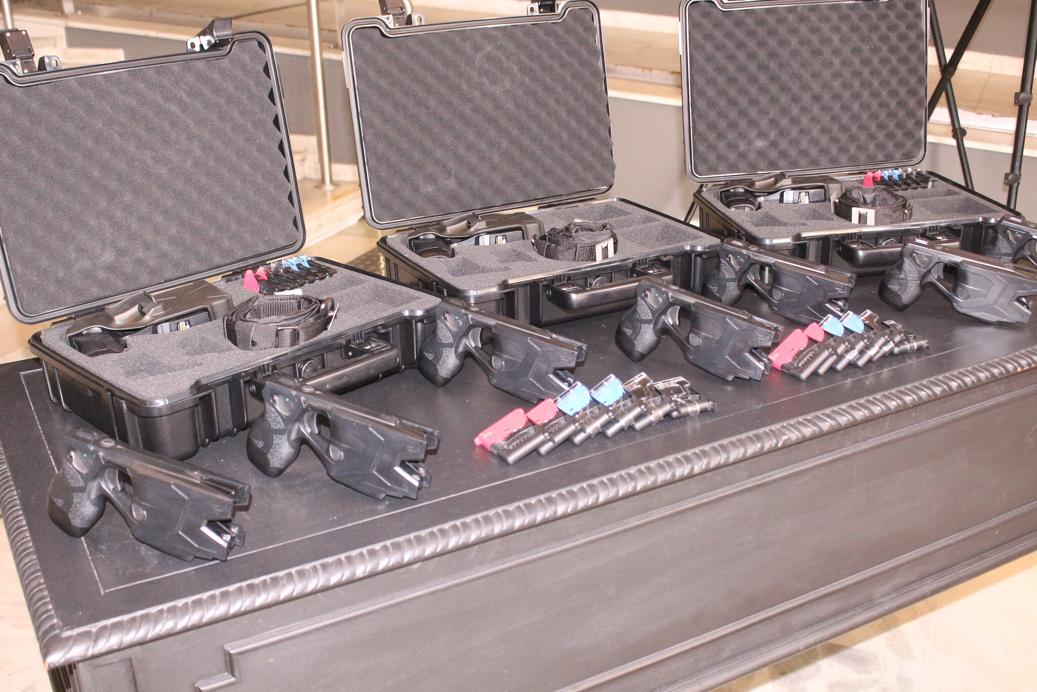 Governo de SP entrega mais de 3,1 mil armas de choque não letais para a PM