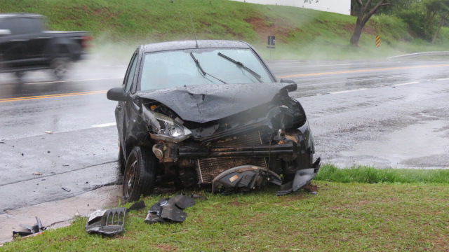 Colisão entre dois veículos deixa feridos na SP-294 em Parapuã