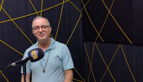 Padre Carlos deixa mensagem para comunidade católica durante entrevista na Rádio Life FM