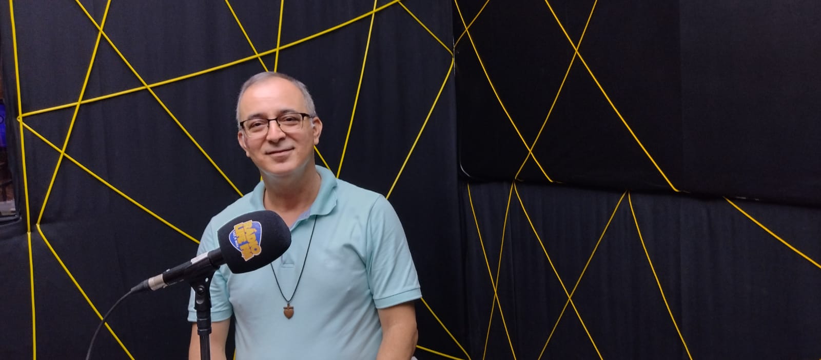 Padre Carlos deixa mensagem para comunidade católica durante entrevista na Rádio Life FM