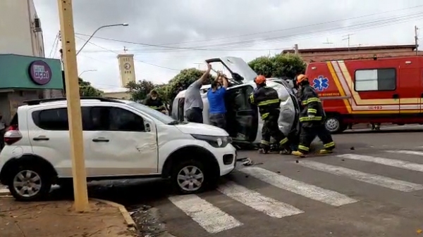 Após colisão, carro tomba em cruzamento no centro de Adamantina