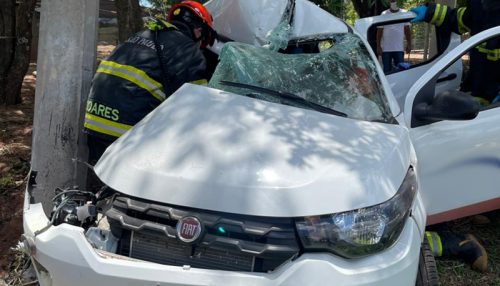 Motorista fica ferido após carro atingir poste; causas serão apuradas