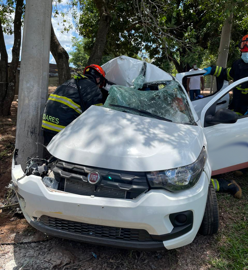 Motorista fica ferido após carro atingir poste; causas serão apuradas