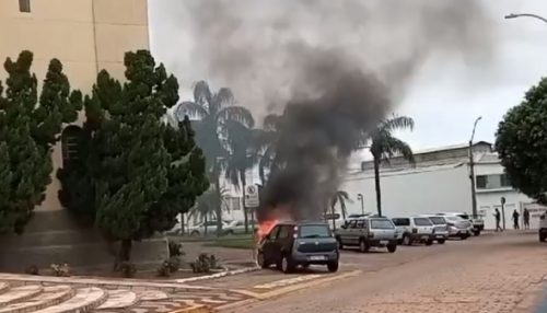 Carro pega fogo no entorno da Igreja Matriz de Santo Antônio
