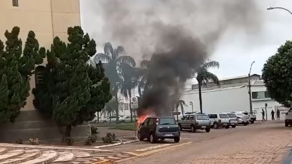 Carro pega fogo no entorno da Igreja Matriz de Santo Antônio