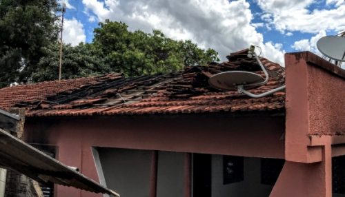 Após discussão, homem põe fogo na casa da mãe e foge; Polícia Militar prende autor do incêndio