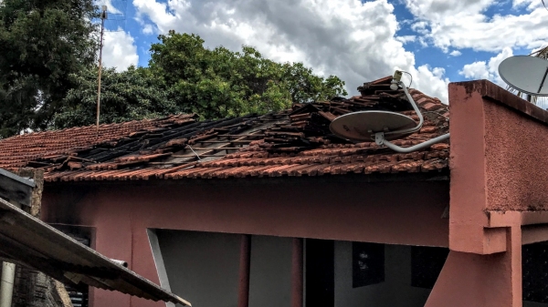 Após discussão, homem põe fogo na casa da mãe e foge; Polícia Militar prende autor do incêndio