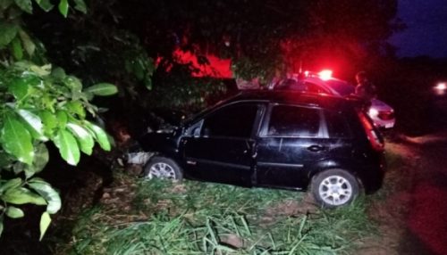 Idoso de 76 anos morre após veículo que dirigia chocar-se contra árvore, em Tupã