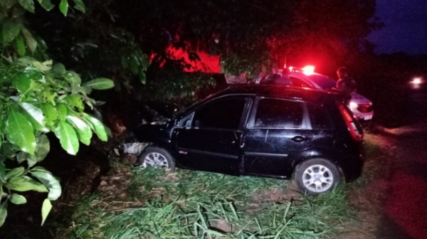 Idoso de 76 anos morre após veículo que dirigia chocar-se contra árvore, em Tupã