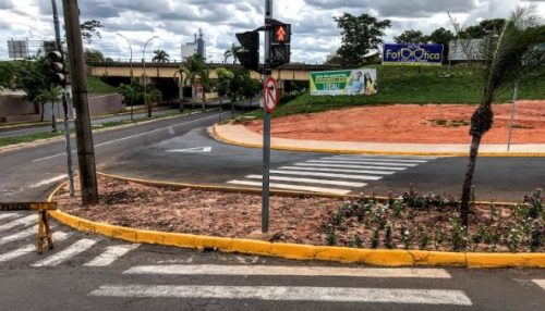 Depois de quase dois meses de liberado, trecho em cruzamento crítico não tem passagem para pedestres