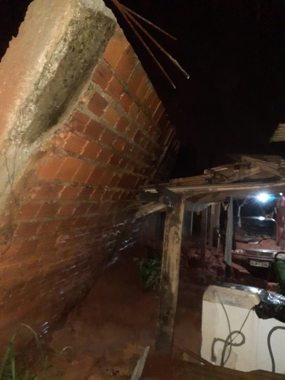 Chuva forte provoca alagamentos e quede de muro em Salmourão