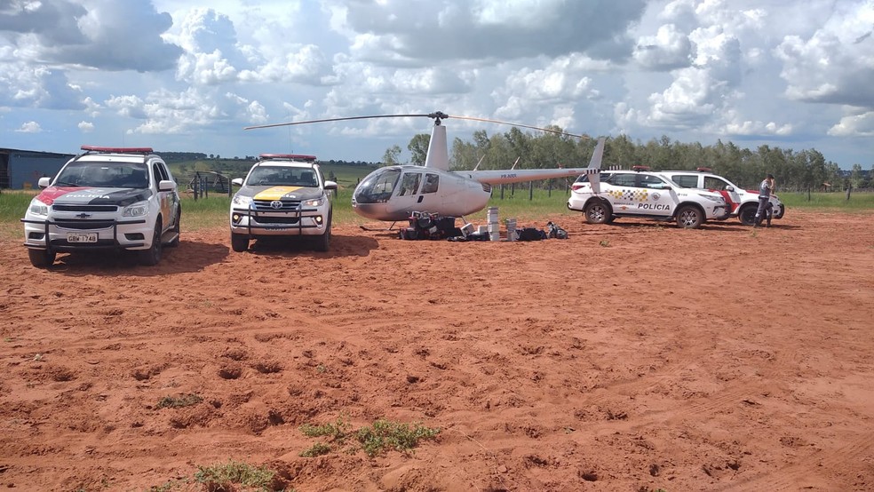 Operação policial apreende helicóptero com quase 250kg de cocaína e prende 3 homens em flagrante por tráfico de droga
