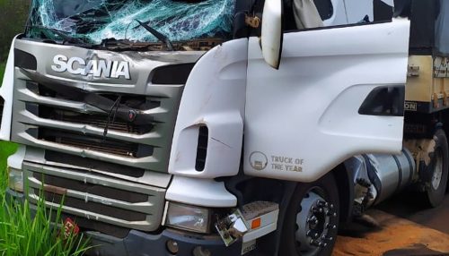 Aduela metálica cai na Rodovia da Integração e atinge cabine de carreta