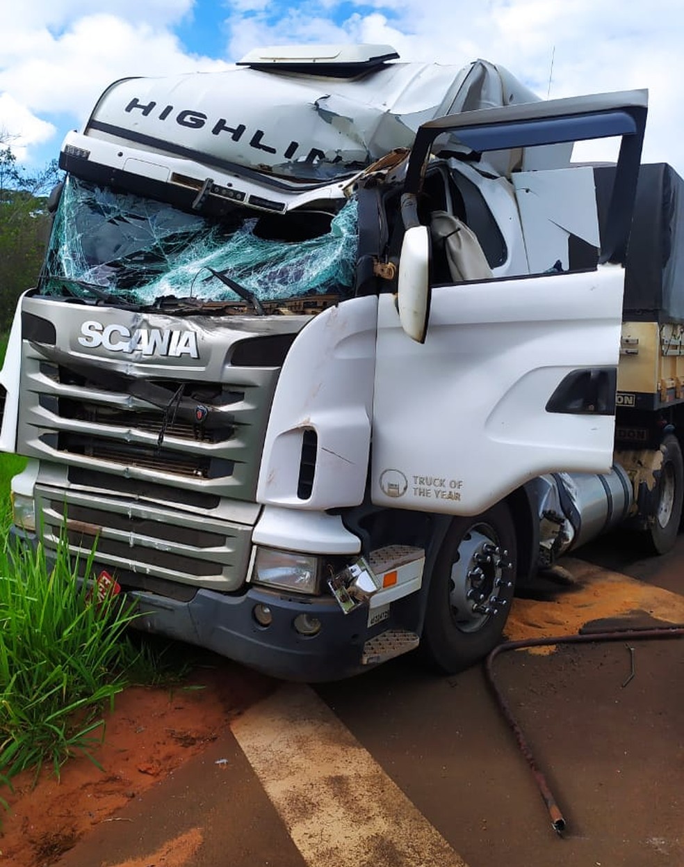 Aduela metálica cai na Rodovia da Integração e atinge cabine de carreta