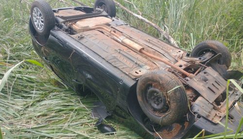 Motorista perde o controle da direção e carro capota na Rodovia Comandante João Ribeiro de Barros