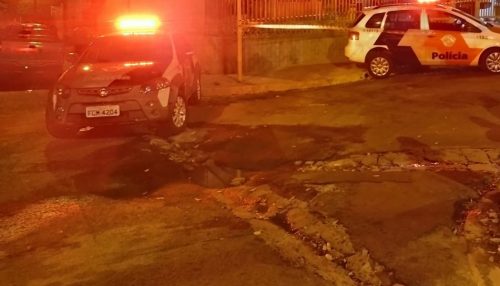 Vítima é baleada durante assalto; três homens são presos e um acaba morto em confronto com a polícia