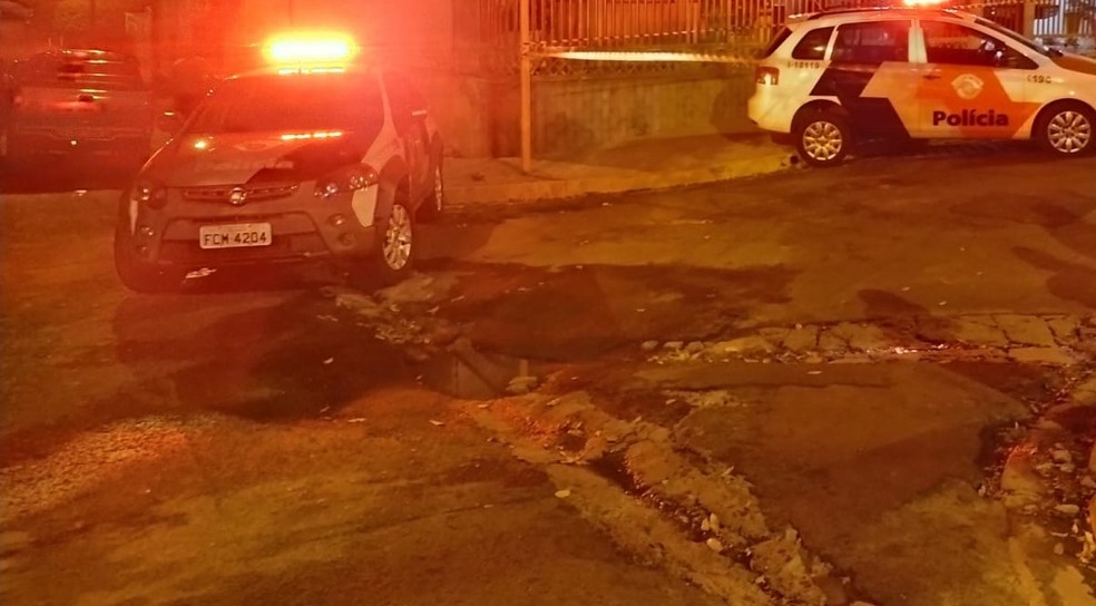 Vítima é baleada durante assalto; três homens são presos e um acaba morto em confronto com a polícia