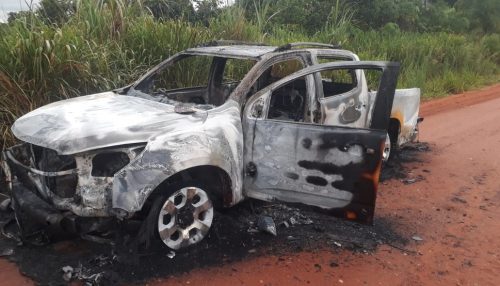 Bandidos fazem família refém durante assalto em propriedade rural e, na fuga, colocam fogo em veículos das vítimas